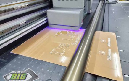 รับพิมพ์ UV บนแผ่นอะคริลิก คุณภาพเยี่ยม