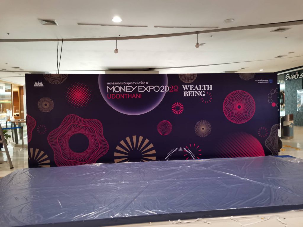 ร้านป้าย พิมพ์ไวนิล Backdrop ขึงโครง งานภายใน Money EXPO